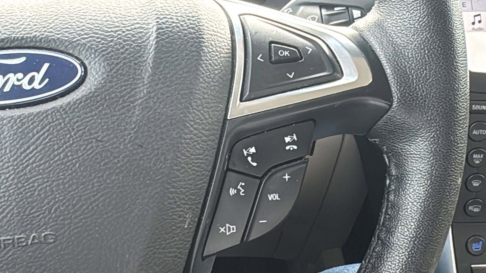 Used 2019 Ford Edge Titanium w/ Equipment Group 301A FWD image 23