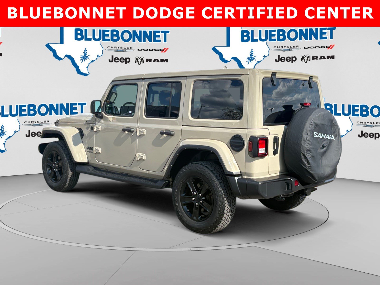 Used 2022 Jeep Wrangler Unlimited Sahara AWD/4WD image 7