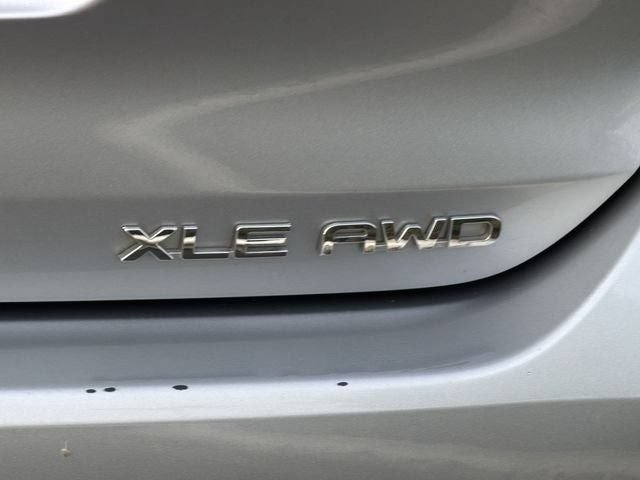 Used 2024 Toyota Highlander XLE AWD/4WD image 9