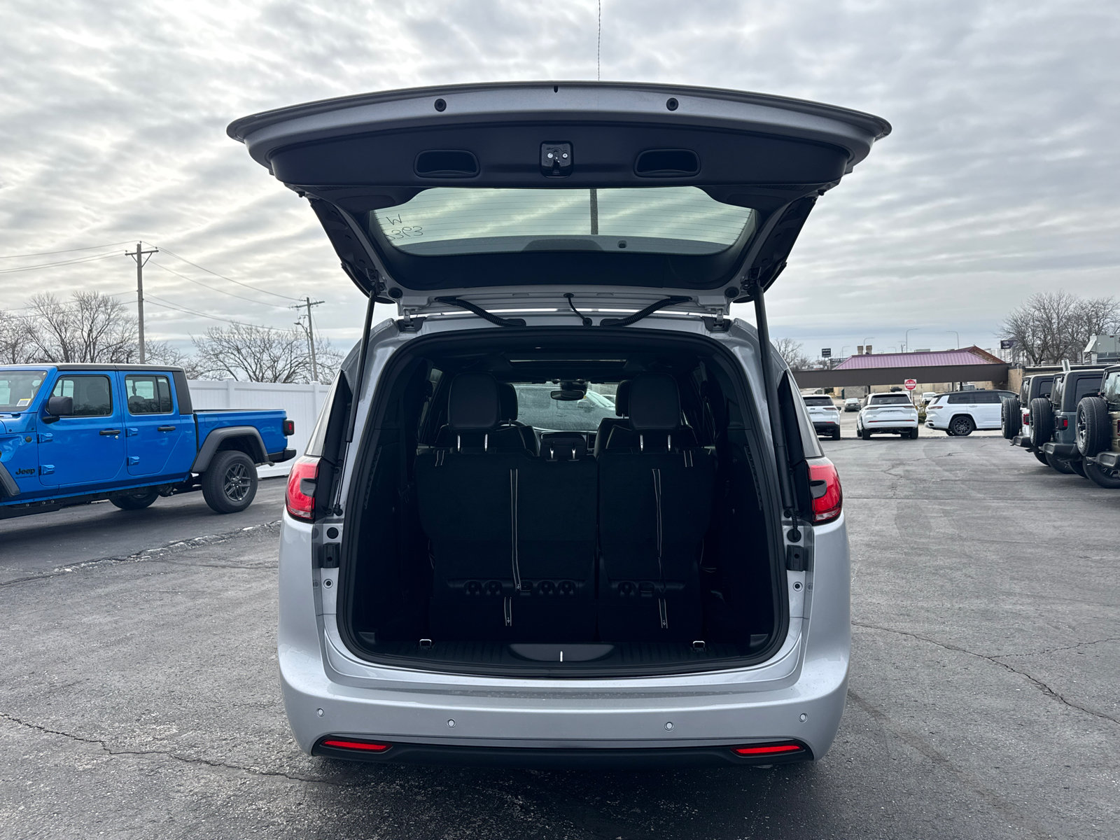 New 2026 Chrysler Pacifica Limited w/ S Appearance Package FWD image 19