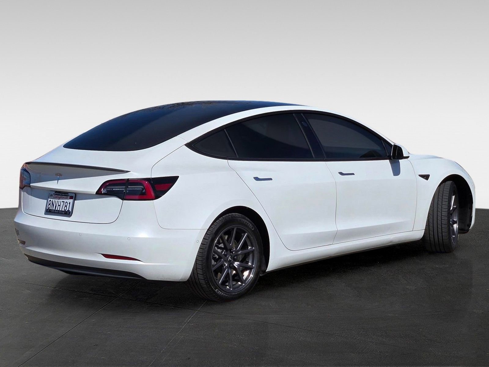 Used 2020 Tesla Model 3 Standard Range Plus image 4