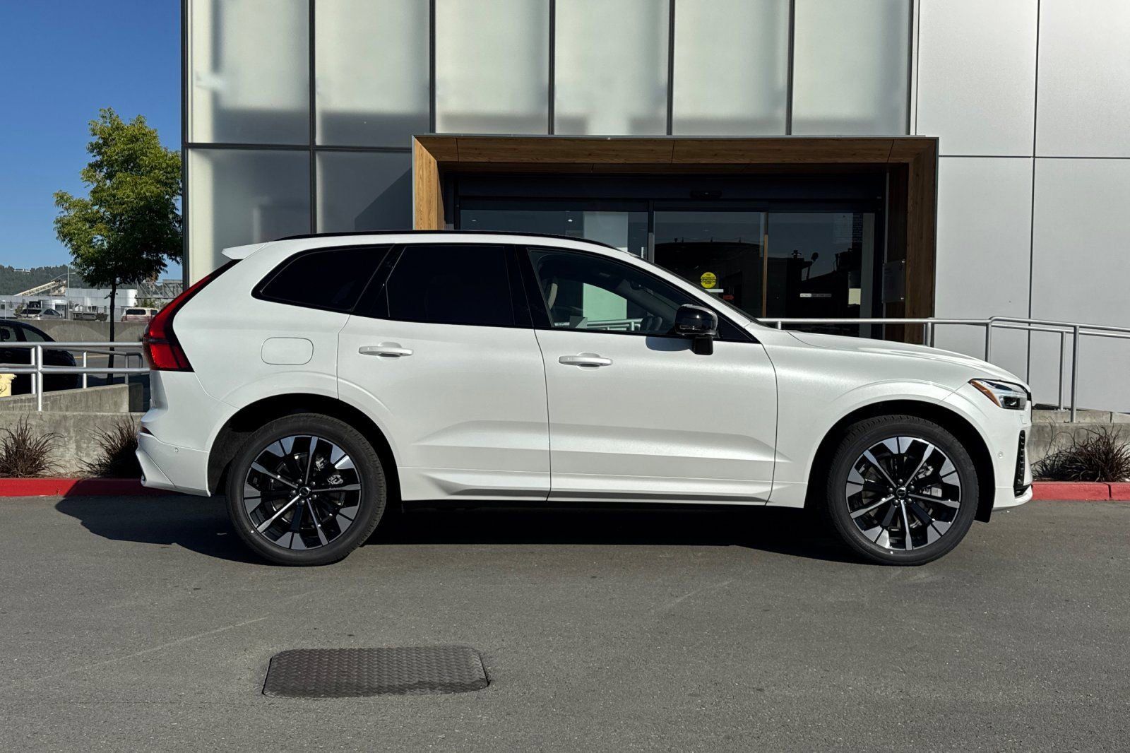 New 2026 Volvo XC60 T8 Plus w/ Climate Package AWD/4WD image 8
