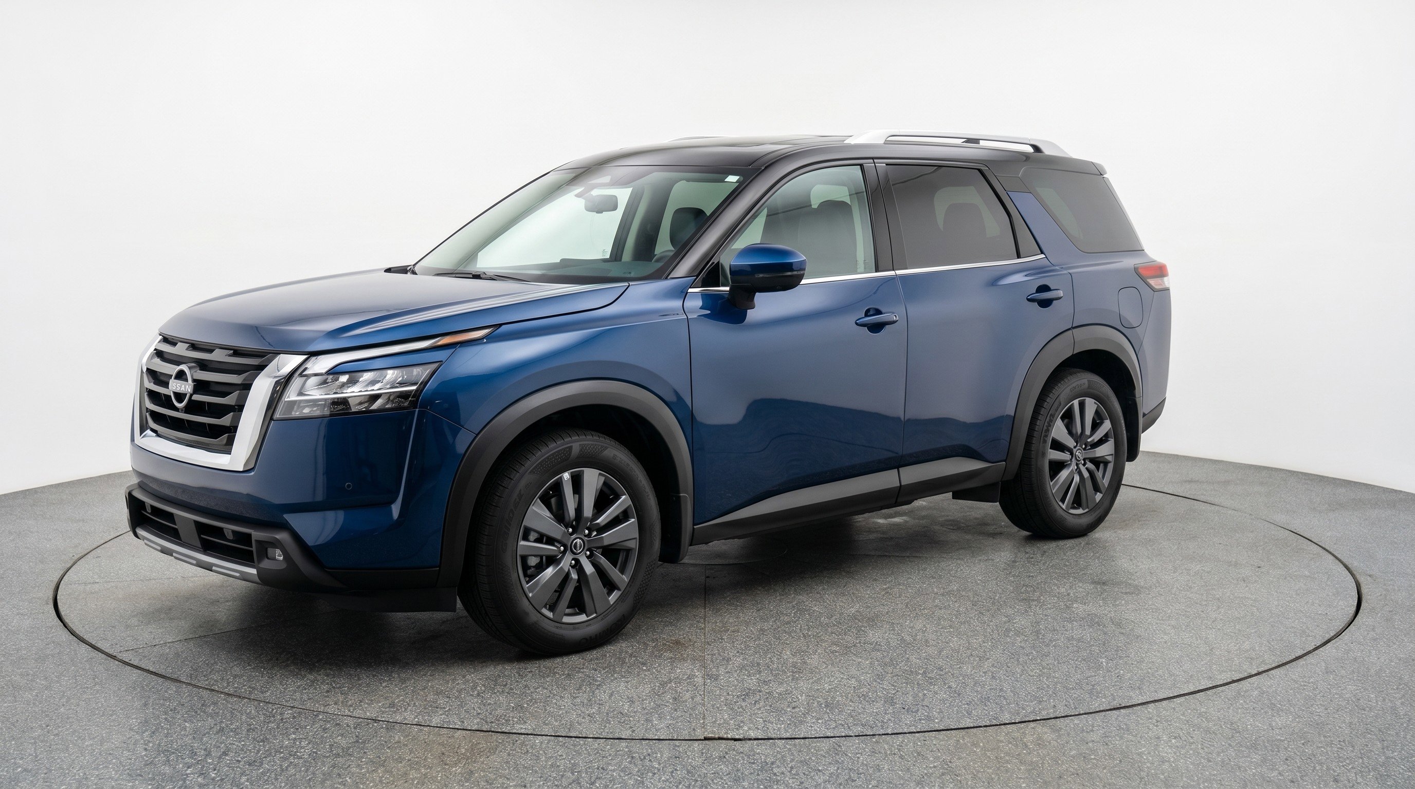 Used 2025 Nissan Pathfinder SV FWD image 3