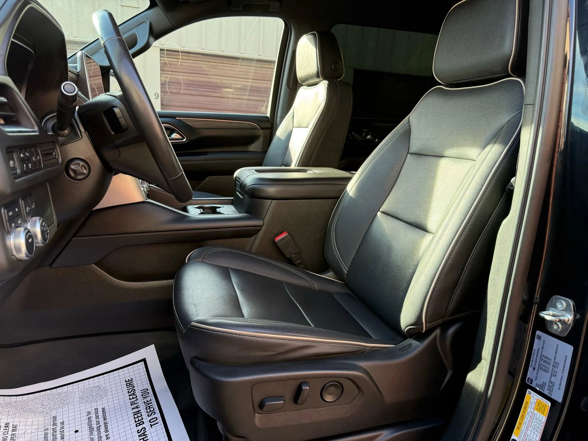 Used 2022 GMC Yukon XL SLT w/ SLT Luxury Package image 18