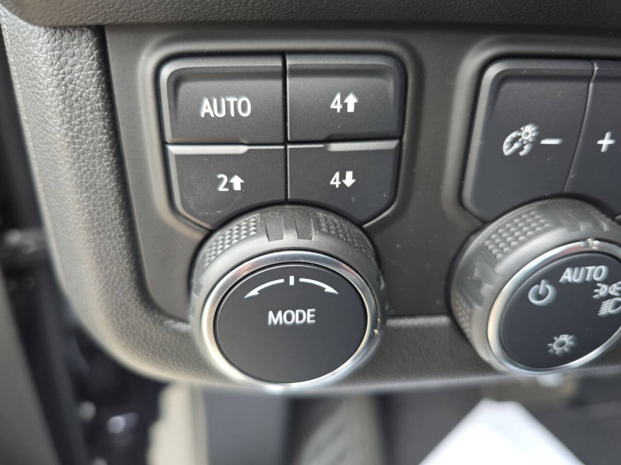 Used 2023 Chevrolet Tahoe Premier AWD/4WD image 35