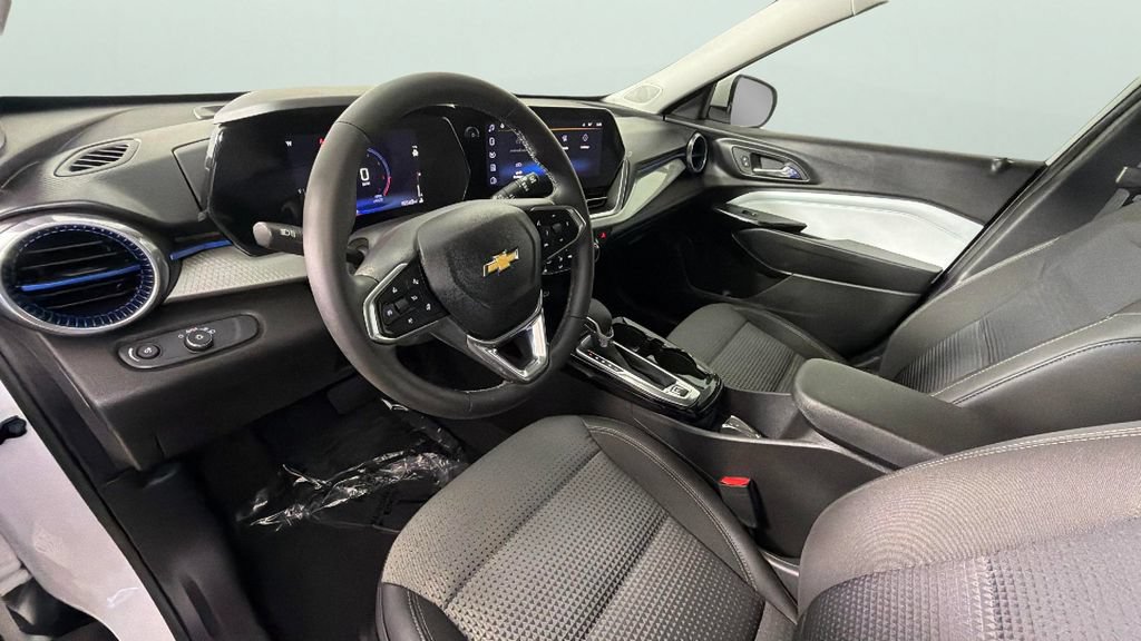 Certified 2025 Chevrolet Trax LT w/ Driver Confidence Package FWD image 18