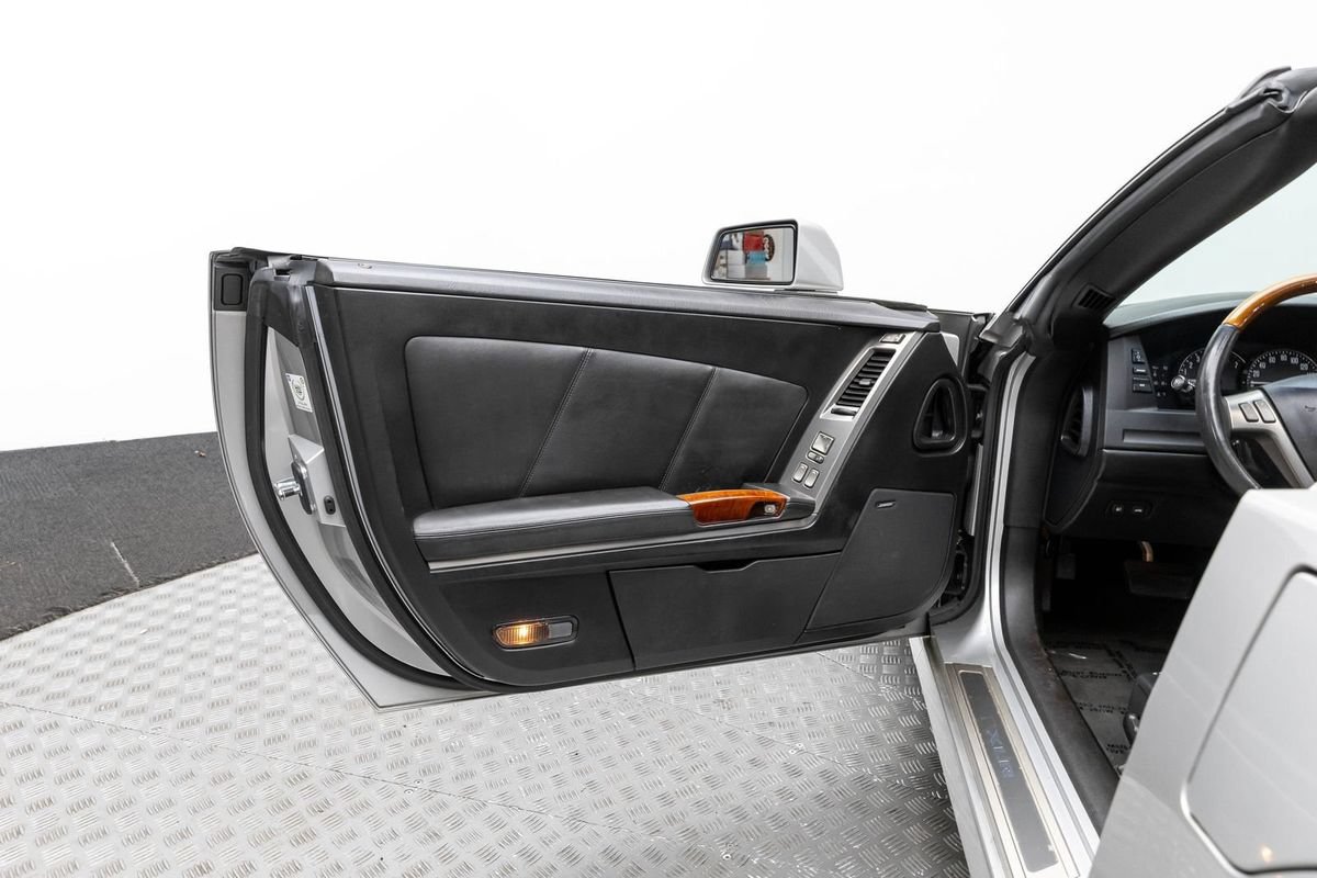 Used 2007 Cadillac XLR RWD image 13