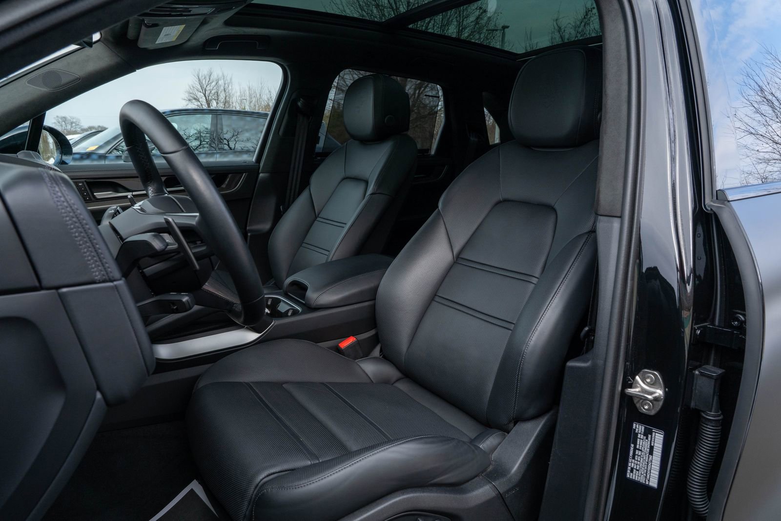 Certified 2025 Porsche Cayenne Turbo image 5