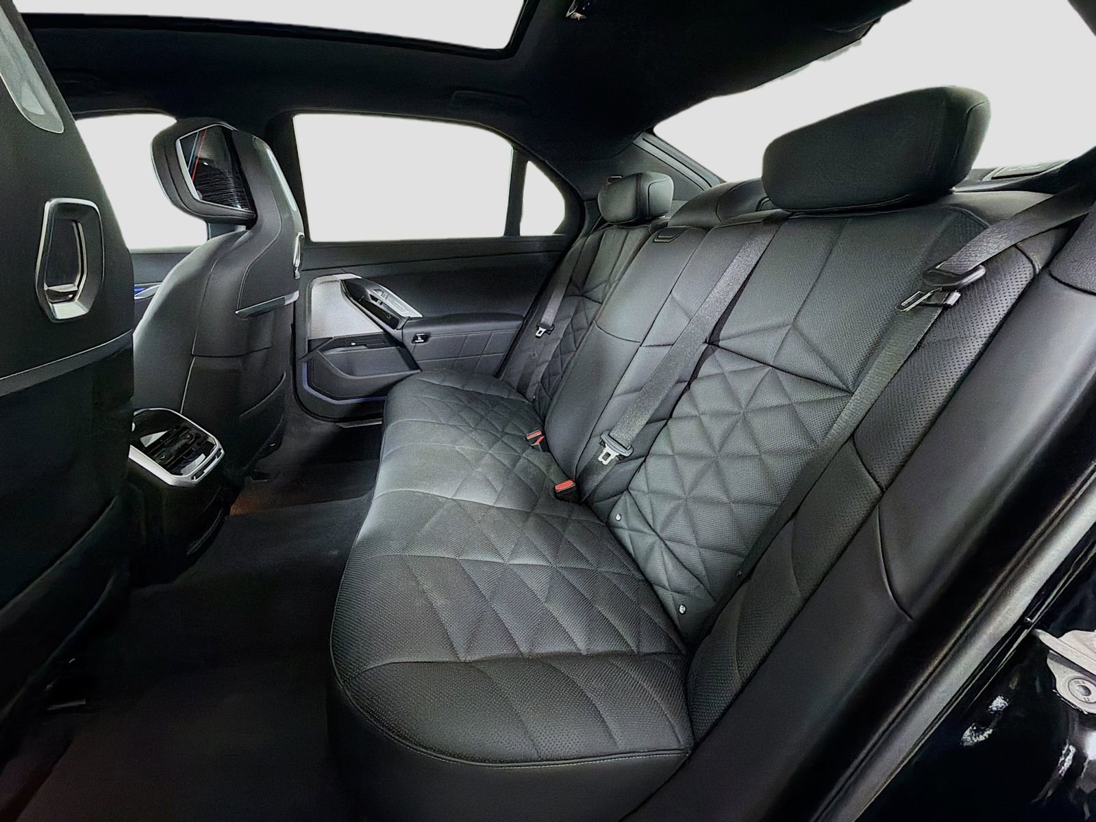 Used 2025 BMW 740i xDrive image 25