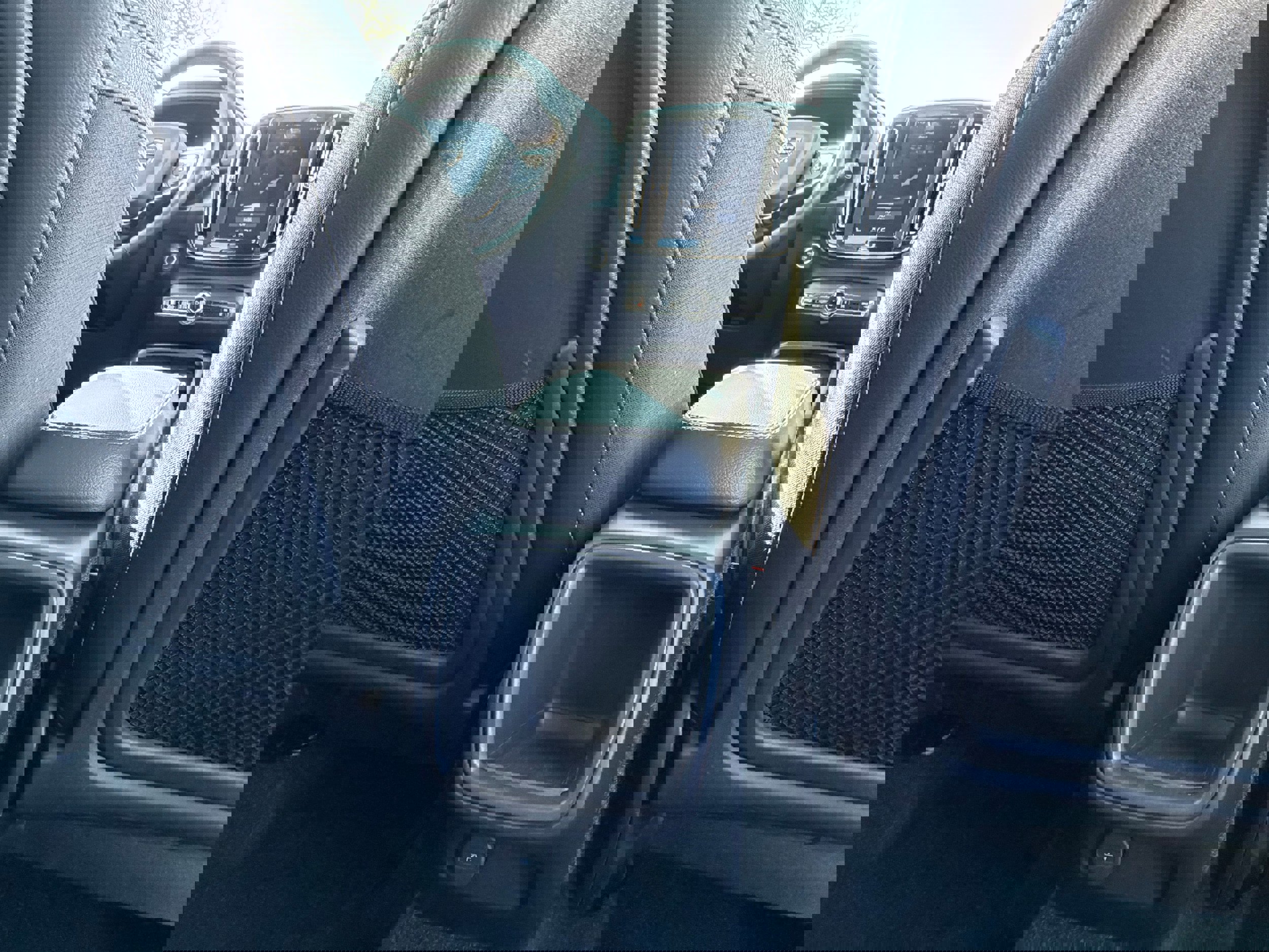 Used 2020 Volvo XC40 T4 Momentum image 14