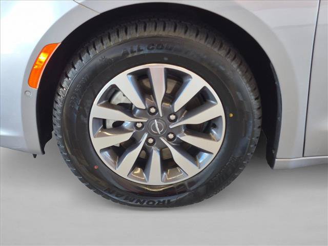 Used 2021 Chrysler Pacifica Touring-L w/ Uconnect Theater Family Group FWD image 26