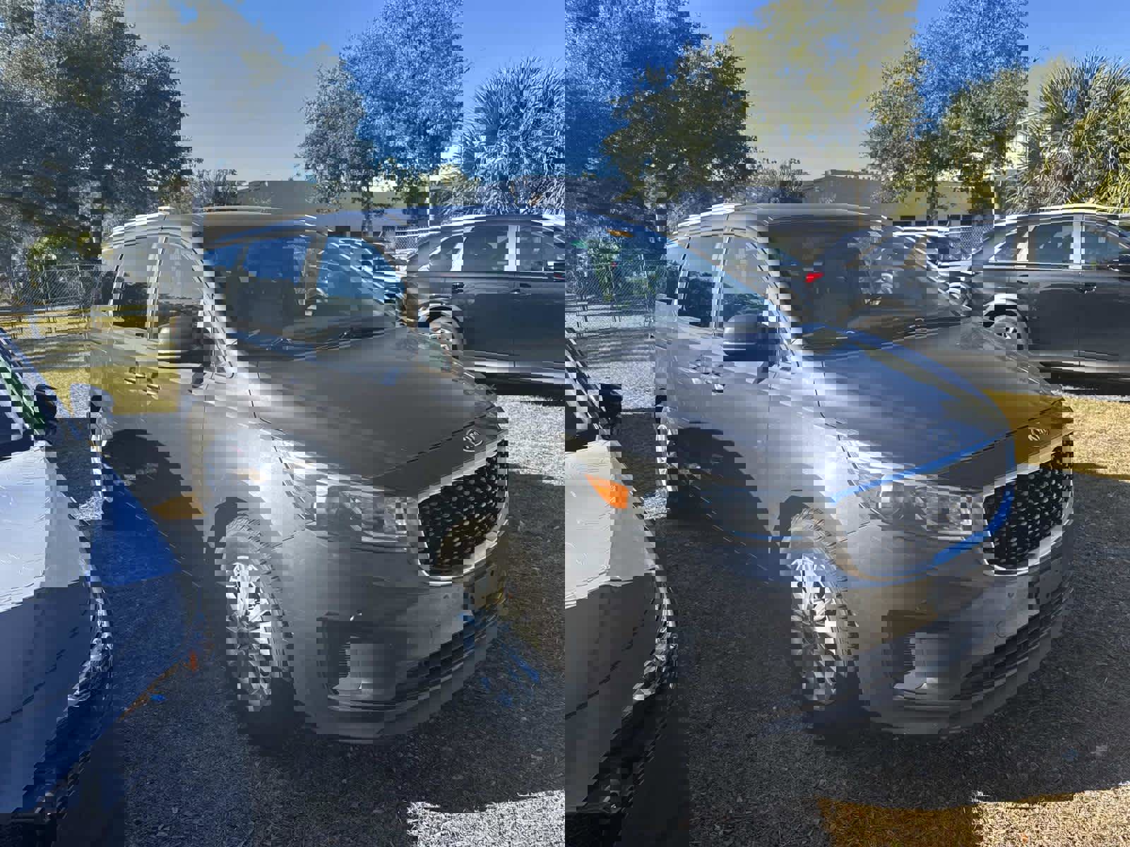 Used 2017 Kia Sedona LX w/ LX Essentials Premium Package image 2