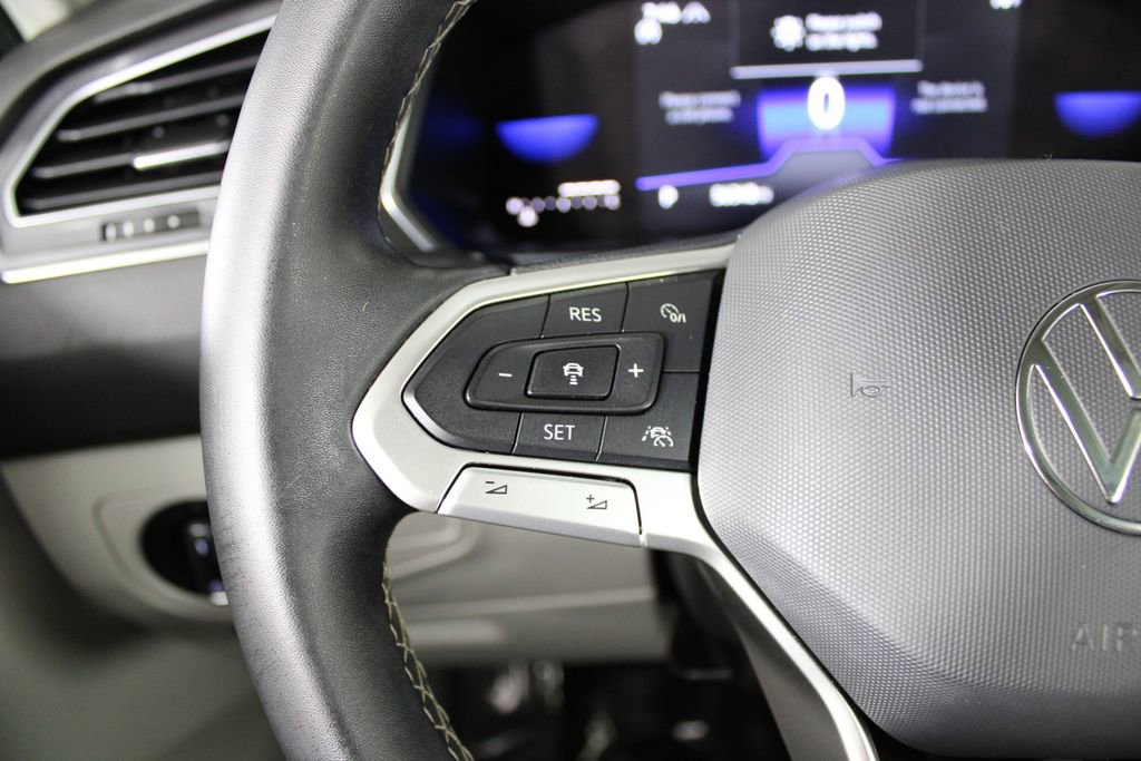 Used 2022 Volkswagen Tiguan SE w/ Panoramic Sunroof Package image 26