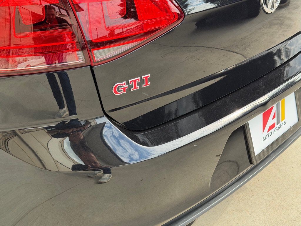 Used 2017 Volkswagen GTI SE FWD image 10