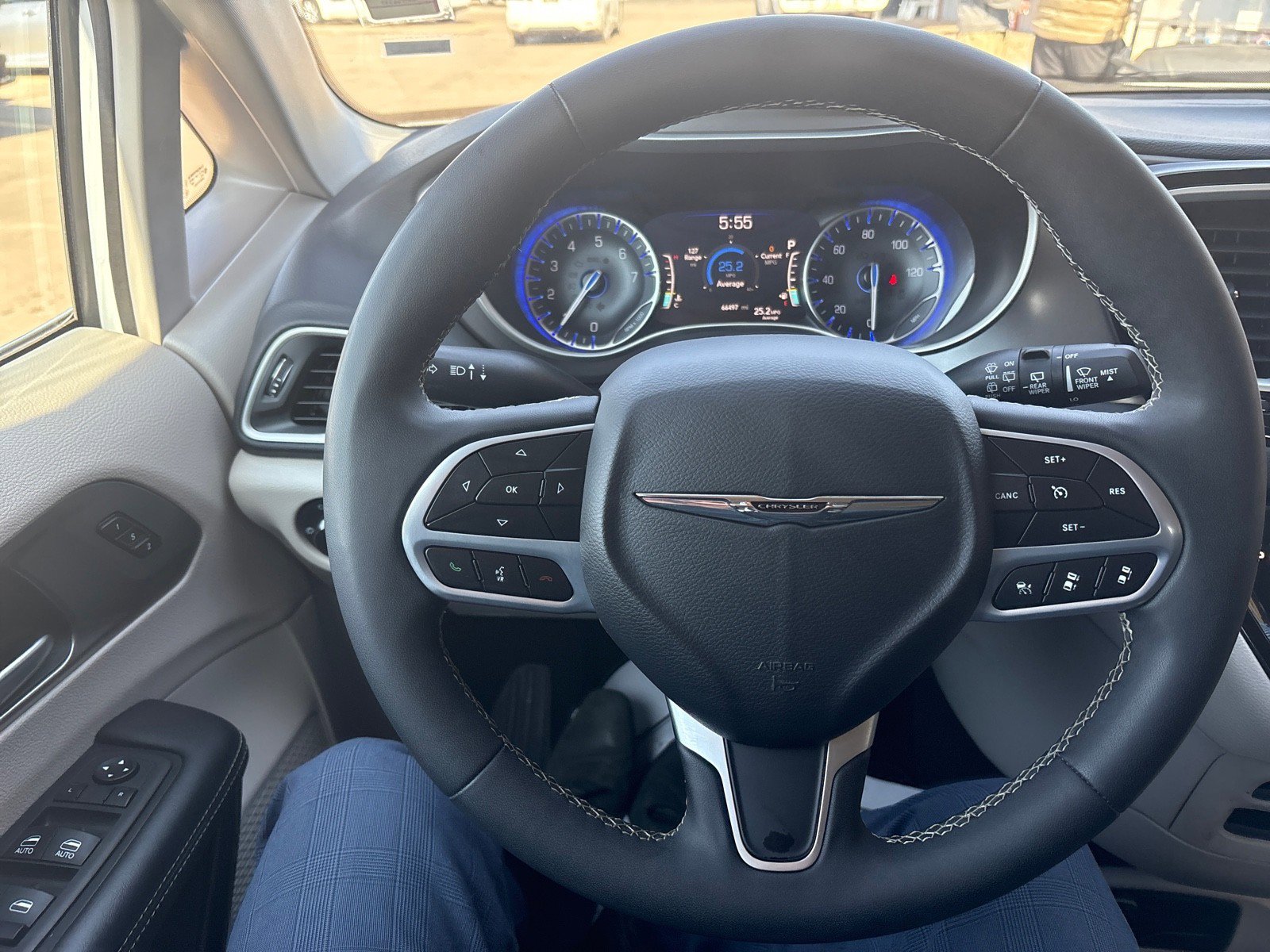 Used 2023 Chrysler Pacifica Touring-L image 14