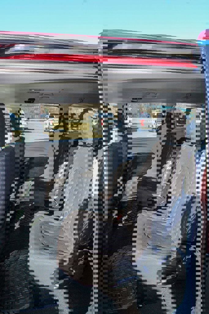 Used 2023 Chrysler Voyager LX image 8