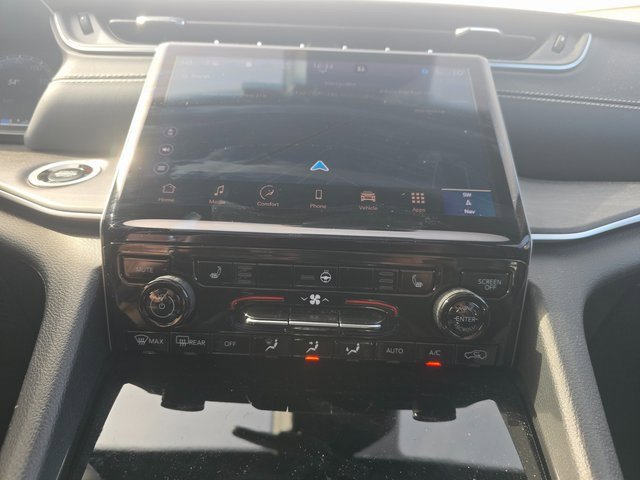 Used 2025 Jeep Grand Cherokee Limited w/ Black Appearance Package image 20