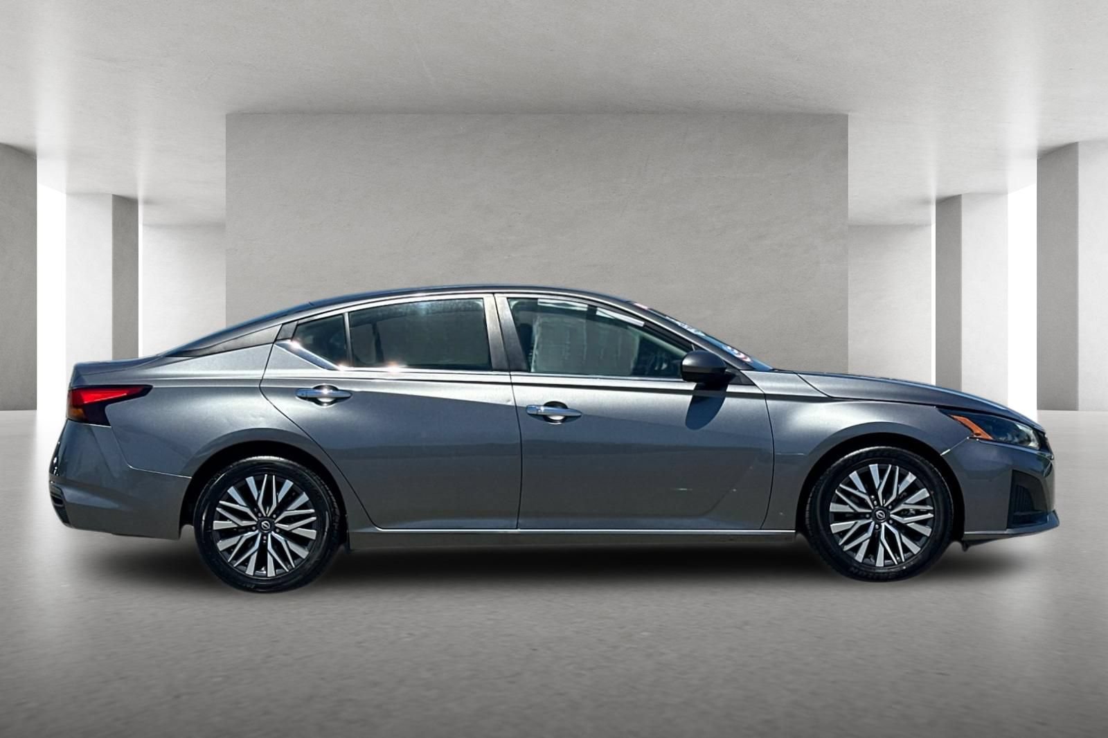 Used 2023 Nissan Altima 2.5 SV FWD image 3