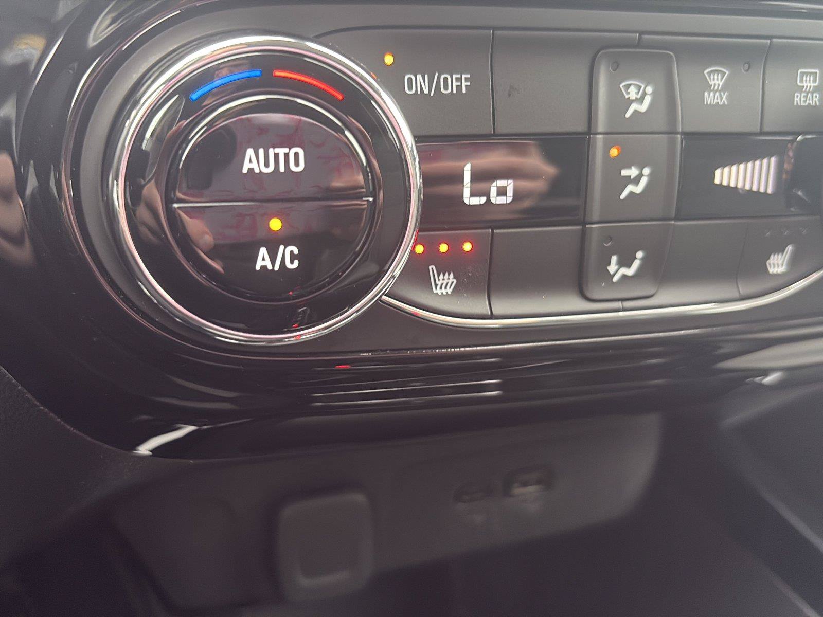 Used 2025 Chevrolet Trax LT w/ LT Convenience Package FWD image 33