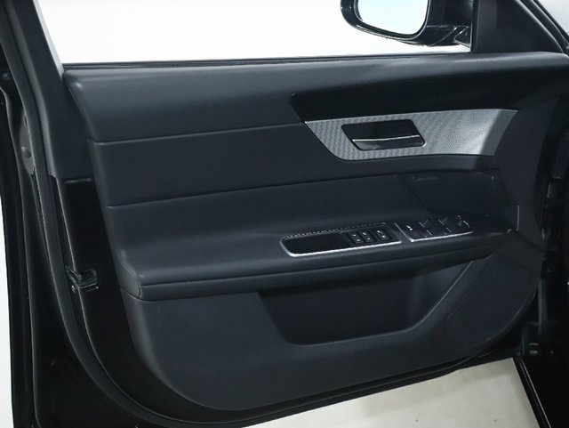 Used 2018 Jaguar XF Premium image 31