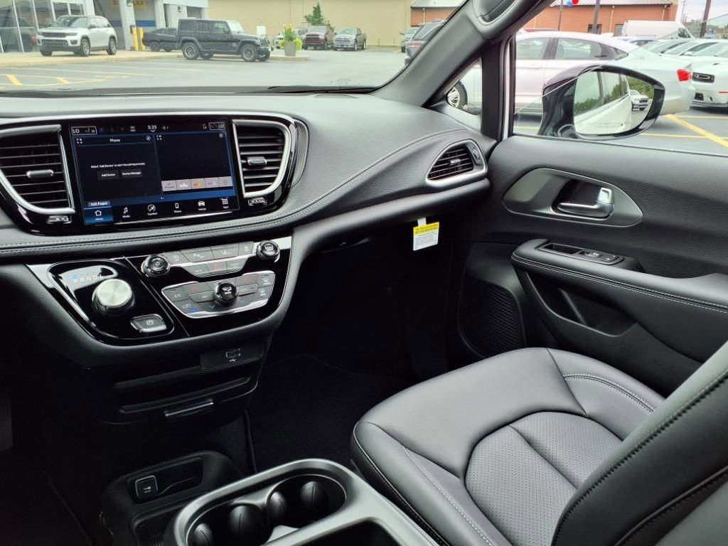 New 2026 Chrysler Pacifica Select image 20