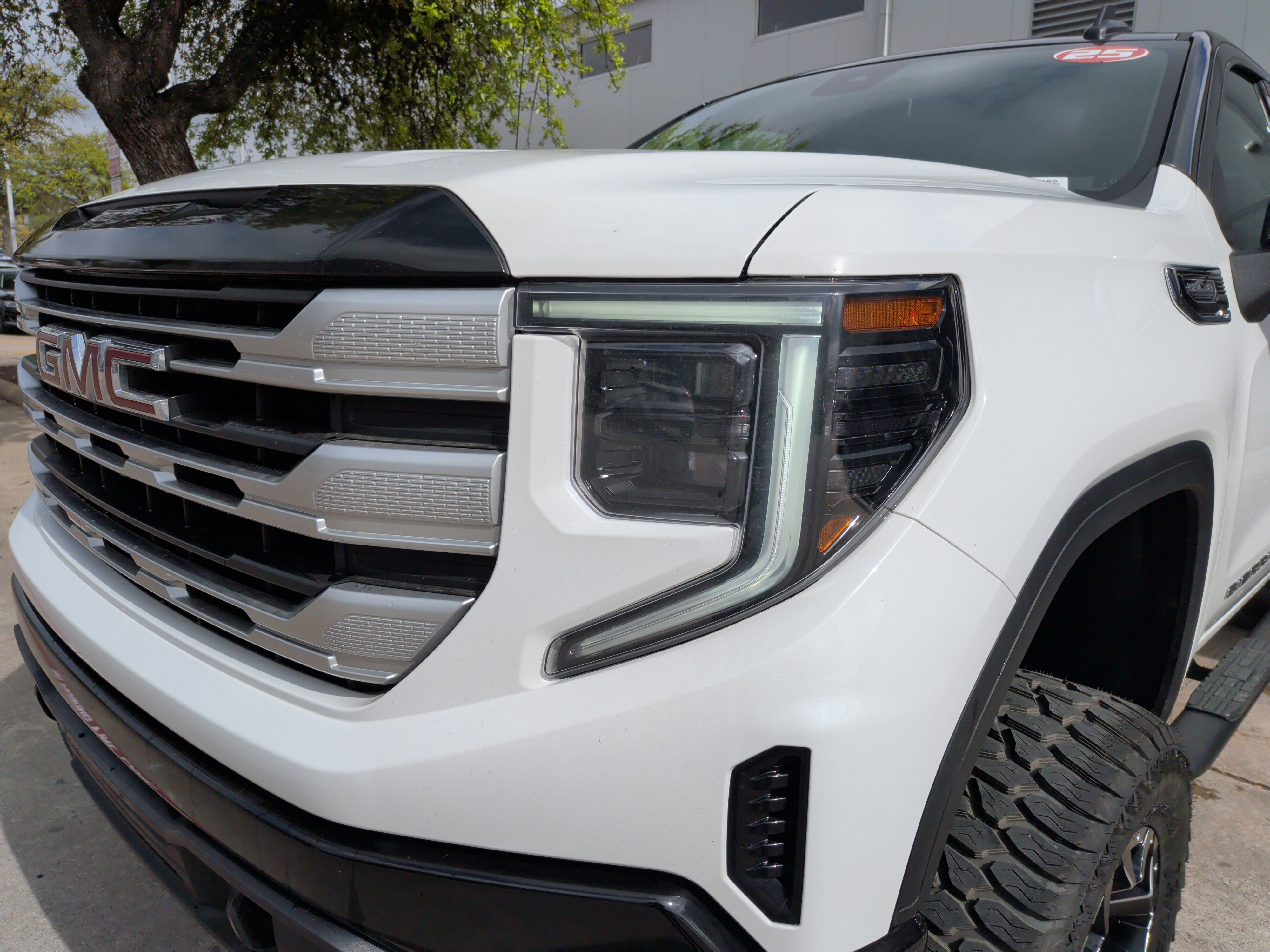 Used 2025 GMC Sierra 1500 SLE image 6
