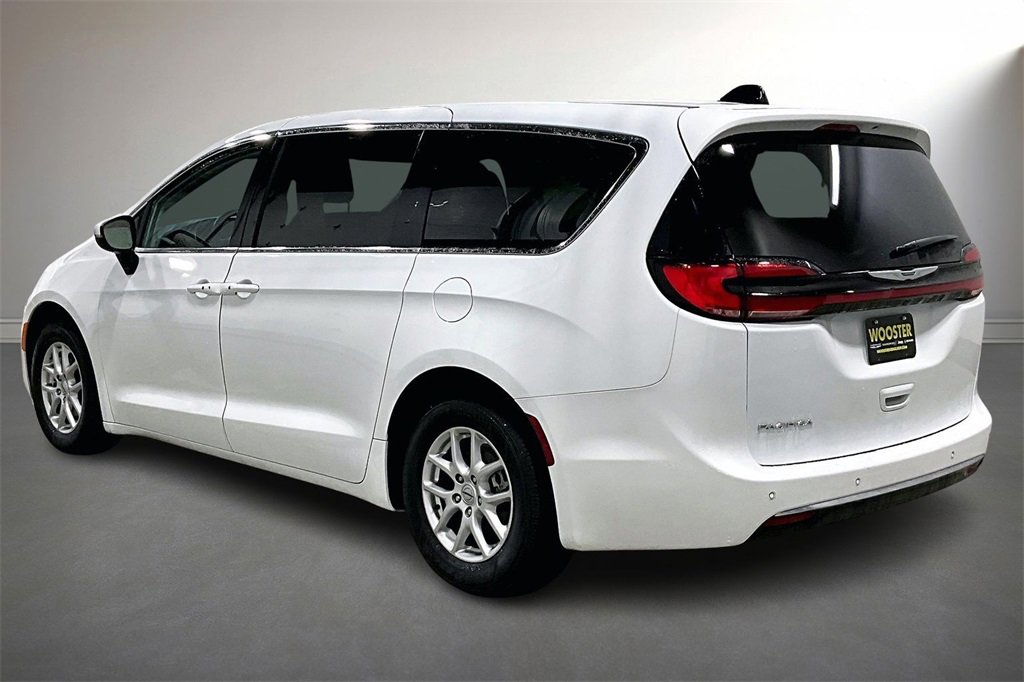 Used 2023 Chrysler Pacifica Touring-L image 4