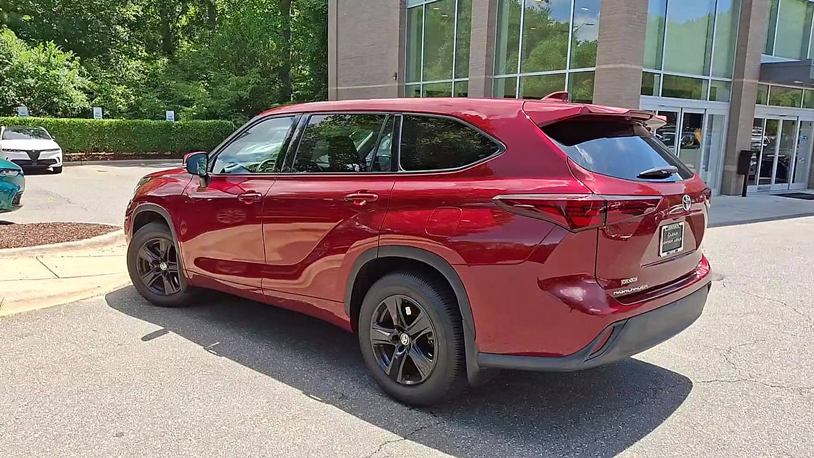 Used 2021 Toyota Highlander LE image 6