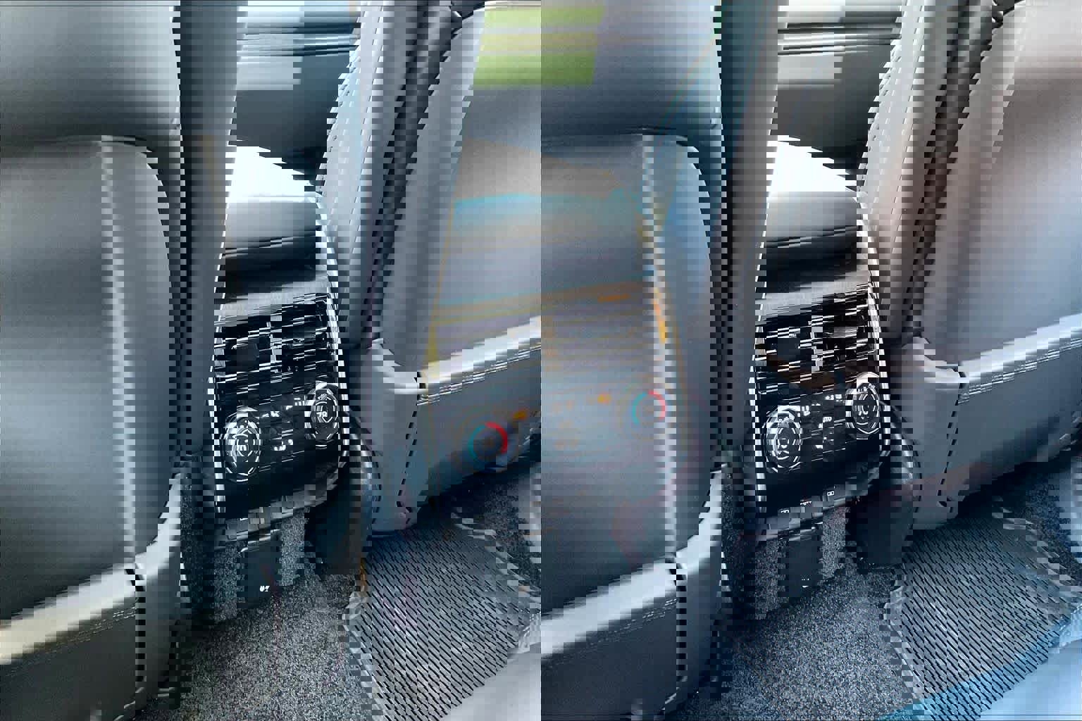 New 2025 Land Rover Range Rover Long Wheelbase SE image 16