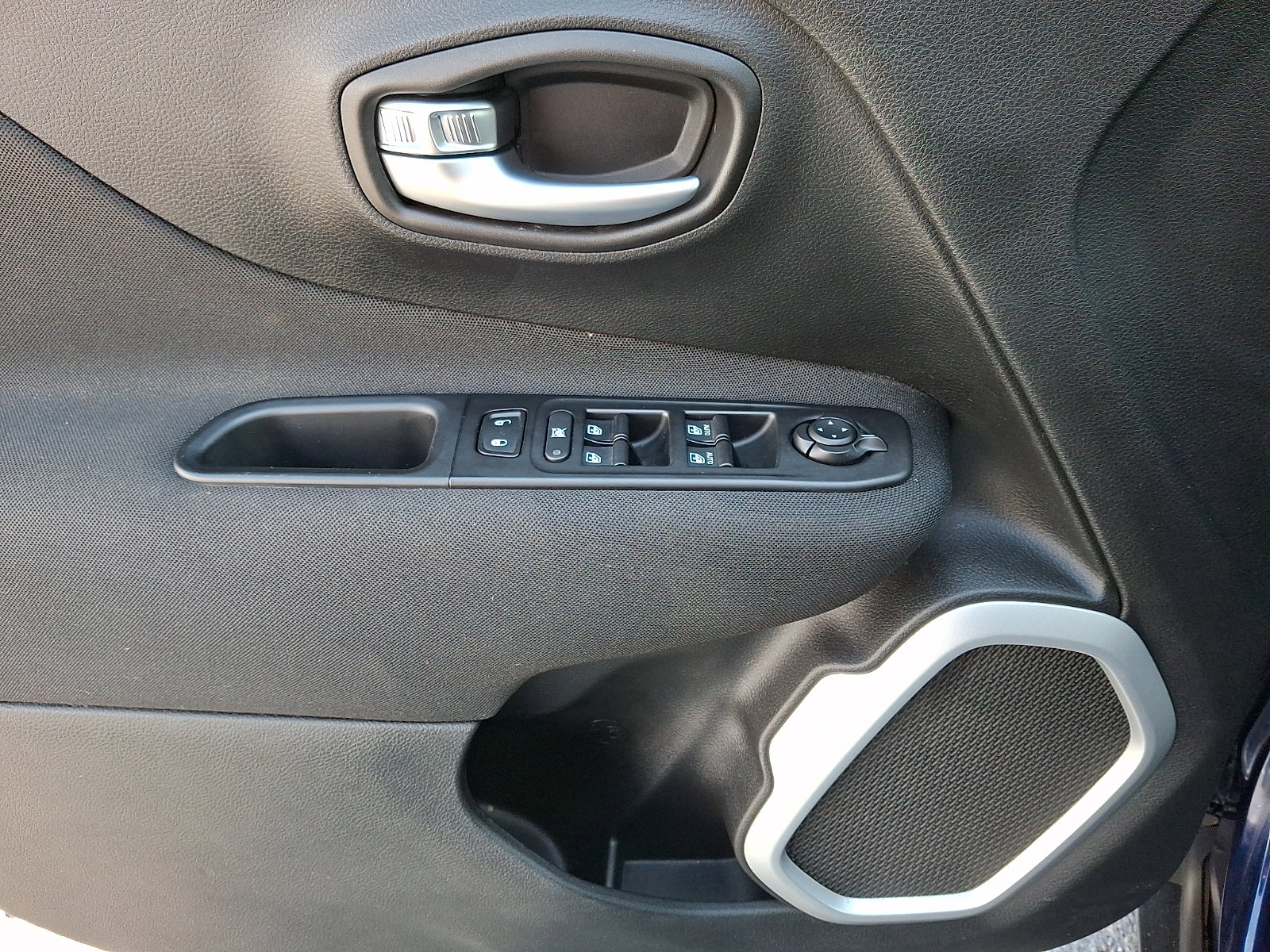 Used 2020 Jeep Renegade Latitude w/ Cold Weather Group AWD/4WD image 12