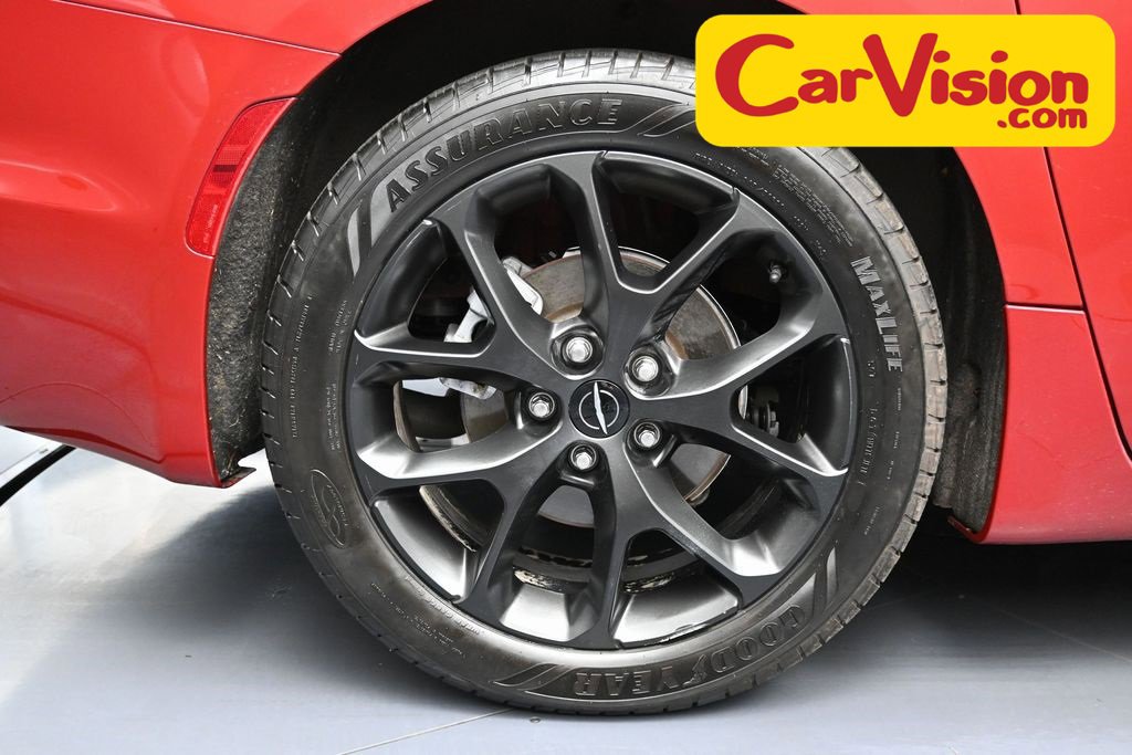 Used 2025 Chrysler Pacifica Limited image 11