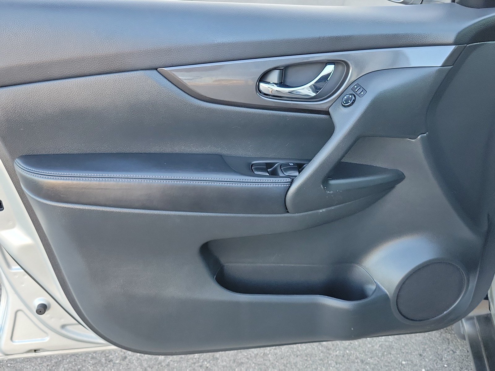 Used 2020 Nissan Rogue S w/ Special Edition Package FWD image 13