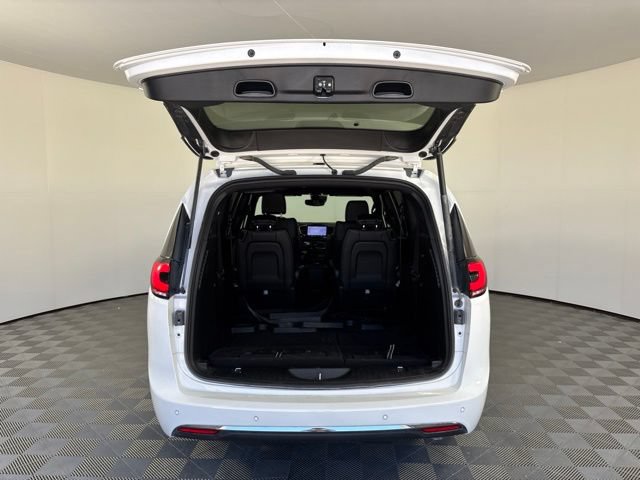 Used 2025 Chrysler Pacifica Select FWD image 24
