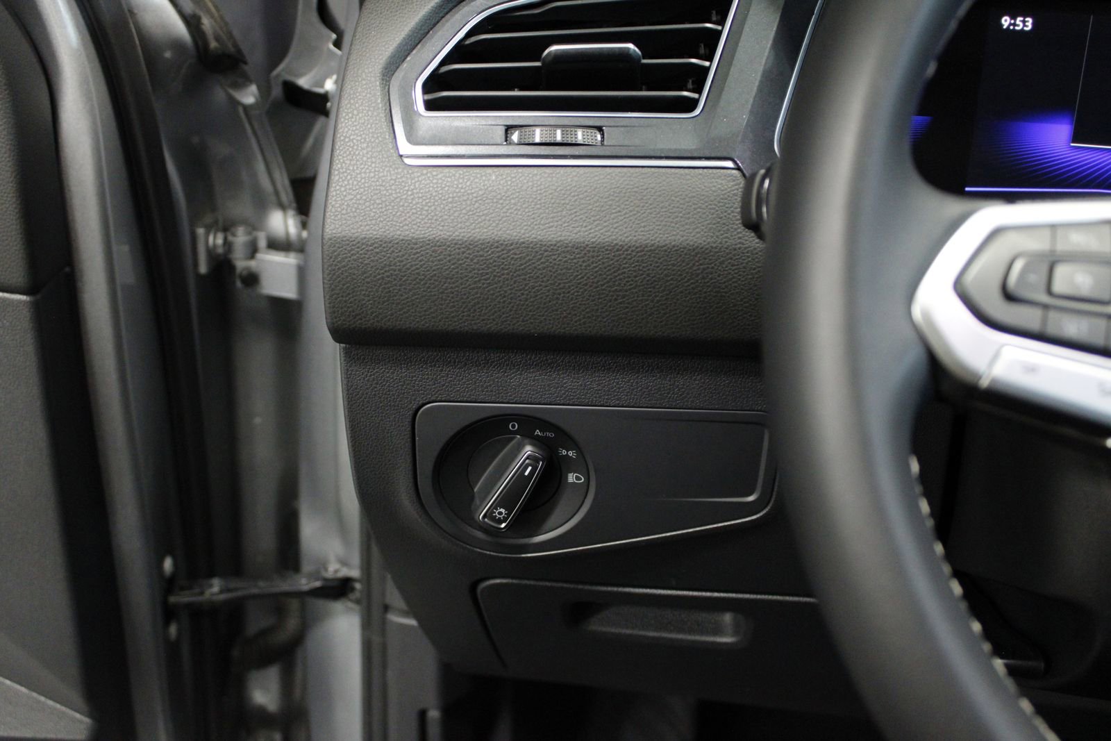 Used 2022 Volkswagen Tiguan SE image 32