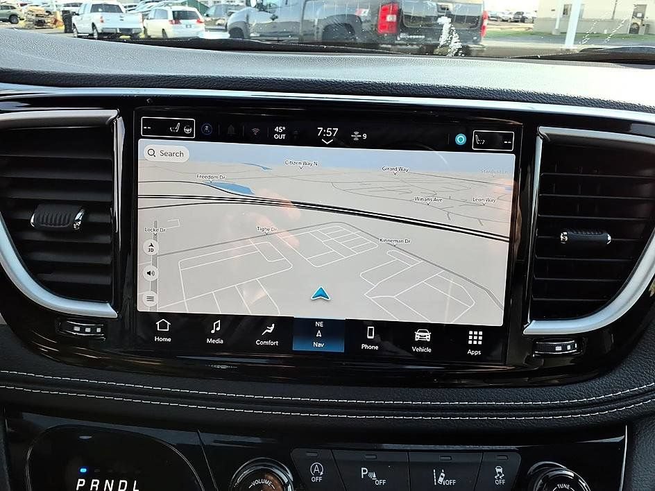 Used 2026 Chrysler Pacifica Limited FWD image 28