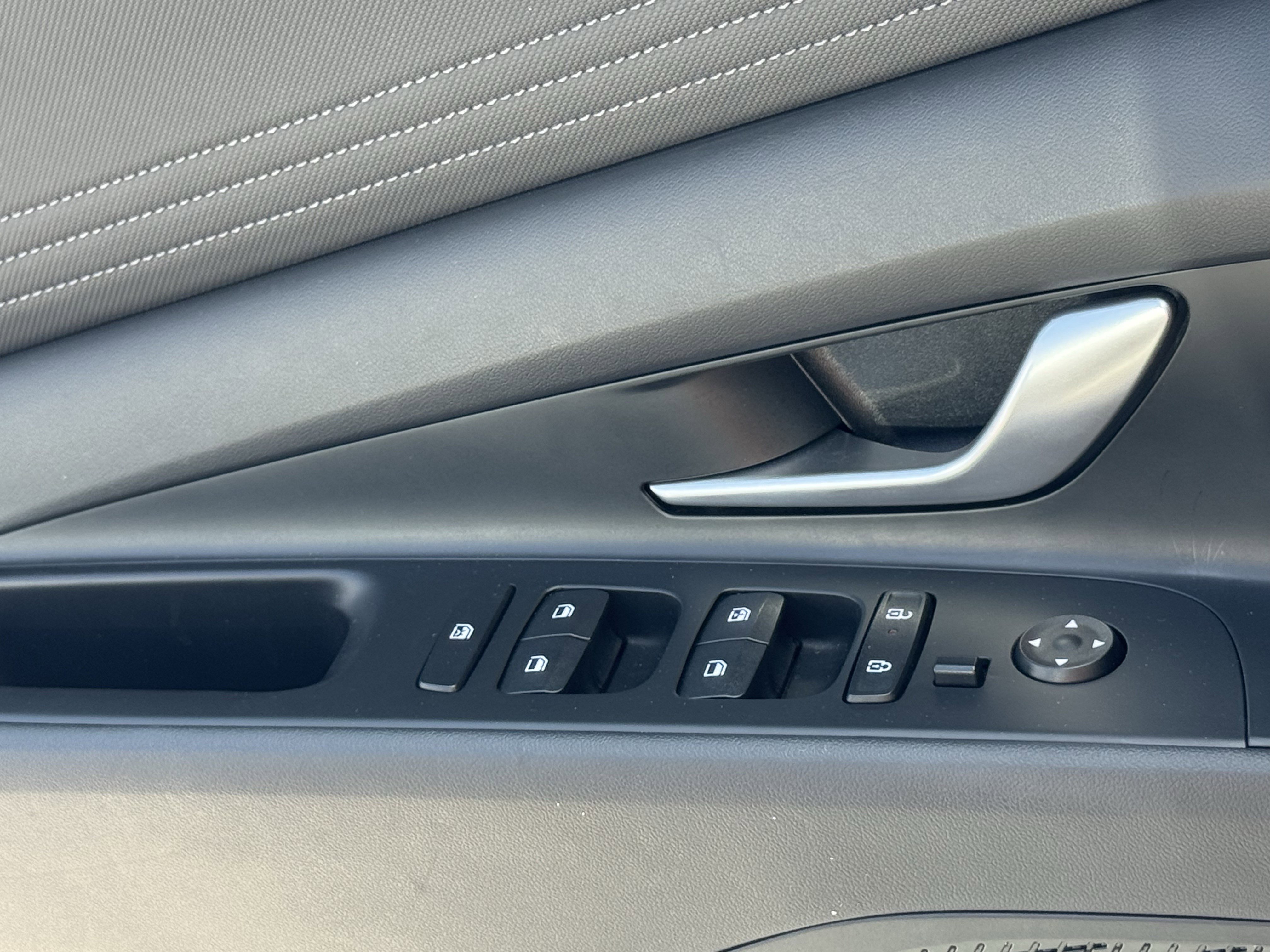 Used 2025 Hyundai Elantra SEL FWD image 27
