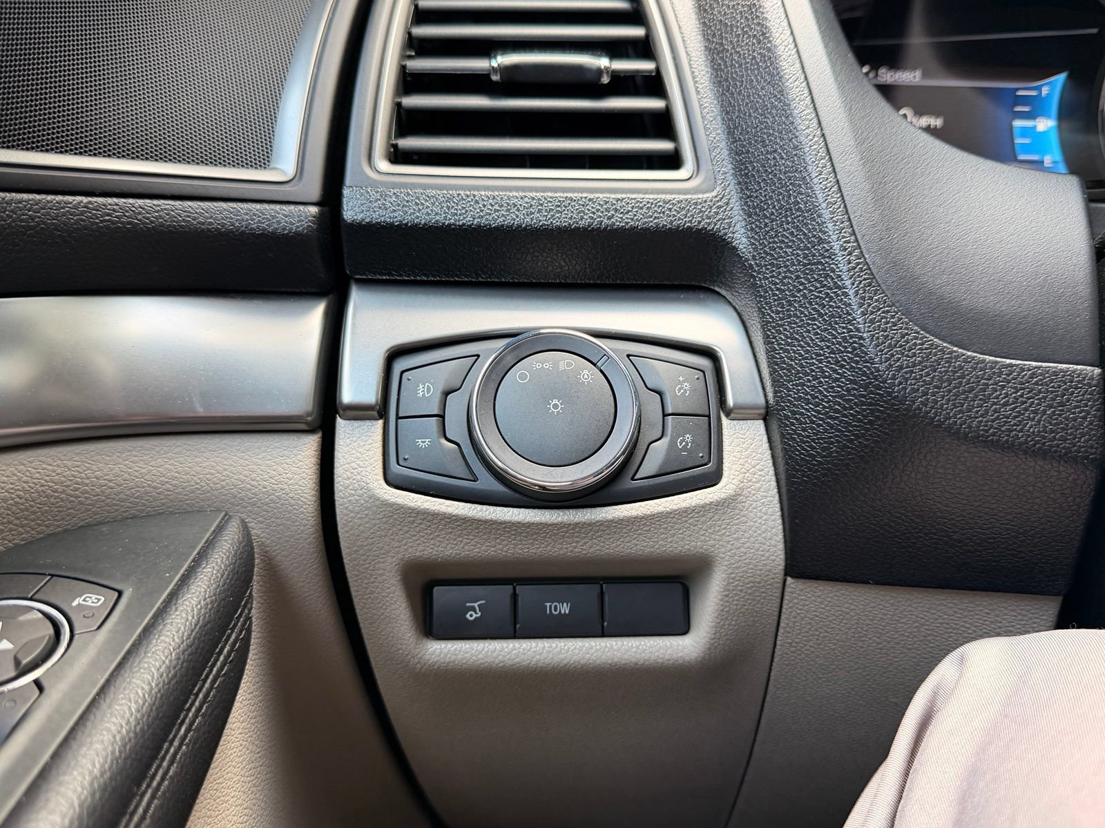 Used 2018 Ford Explorer XLT w/ Equipment Group 202A FWD image 24