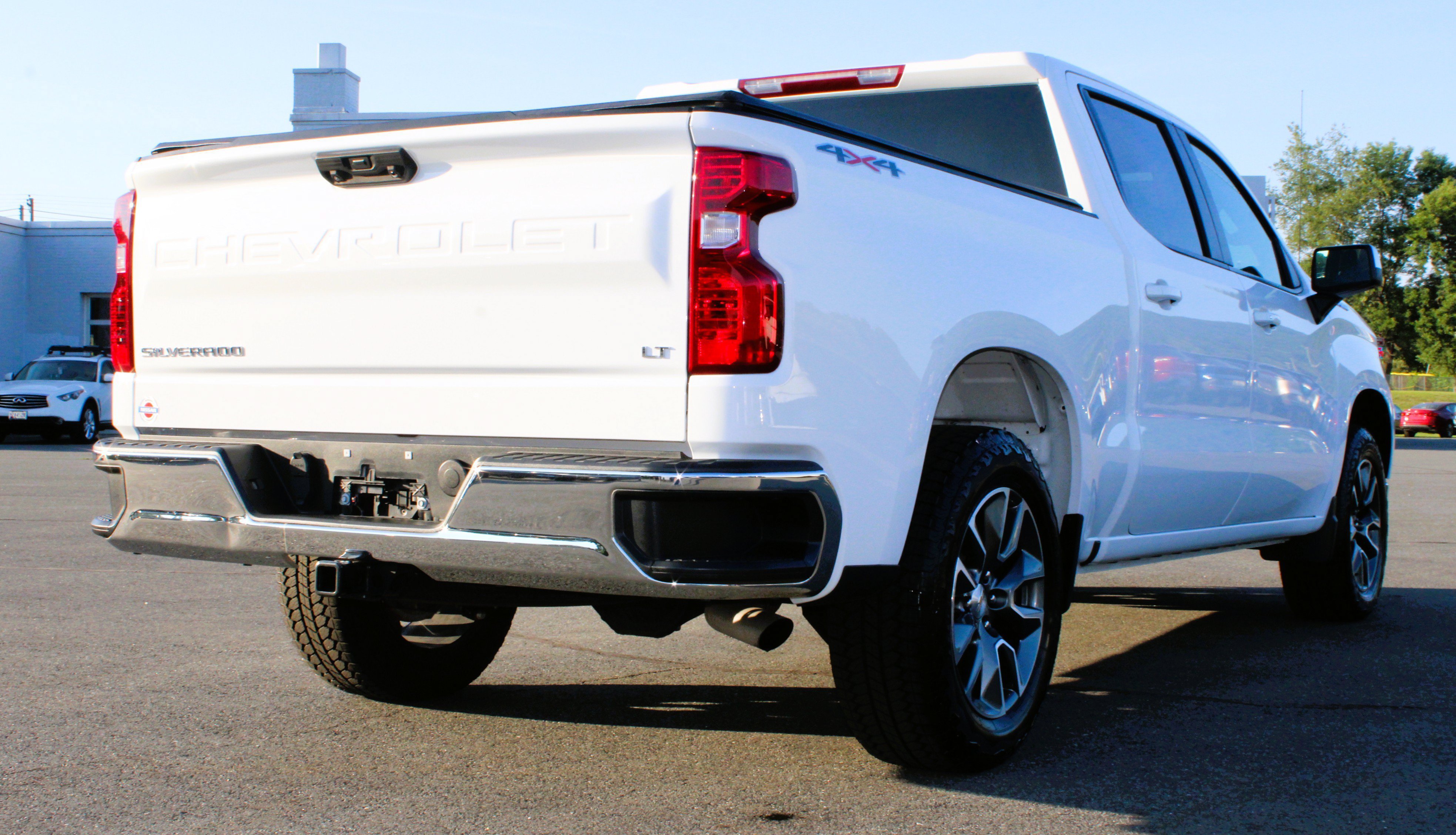 Used 2024 Chevrolet Silverado 1500 LT AWD/4WD image 7