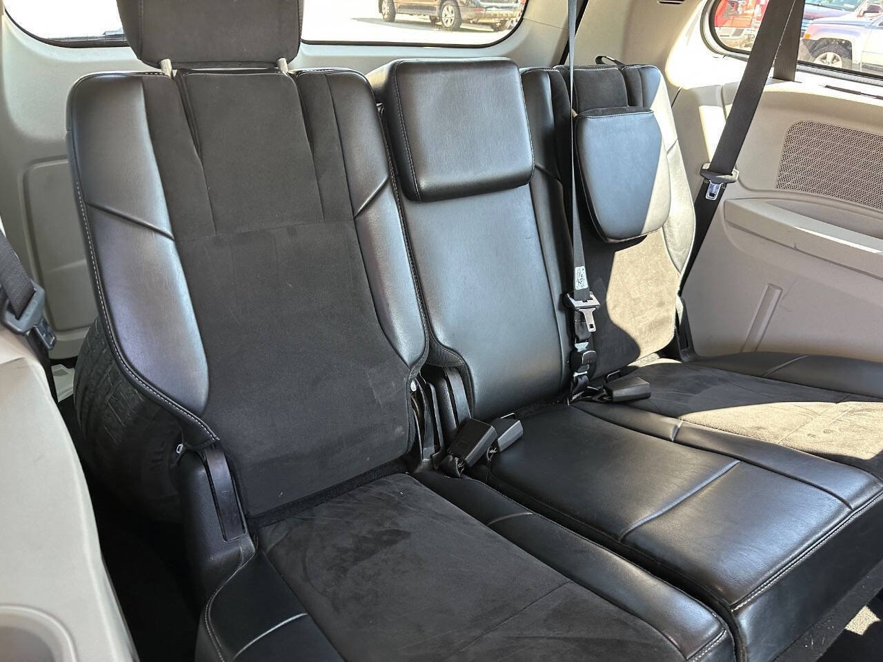 Used 2014 Chrysler Town & Country Touring-L FWD image 10