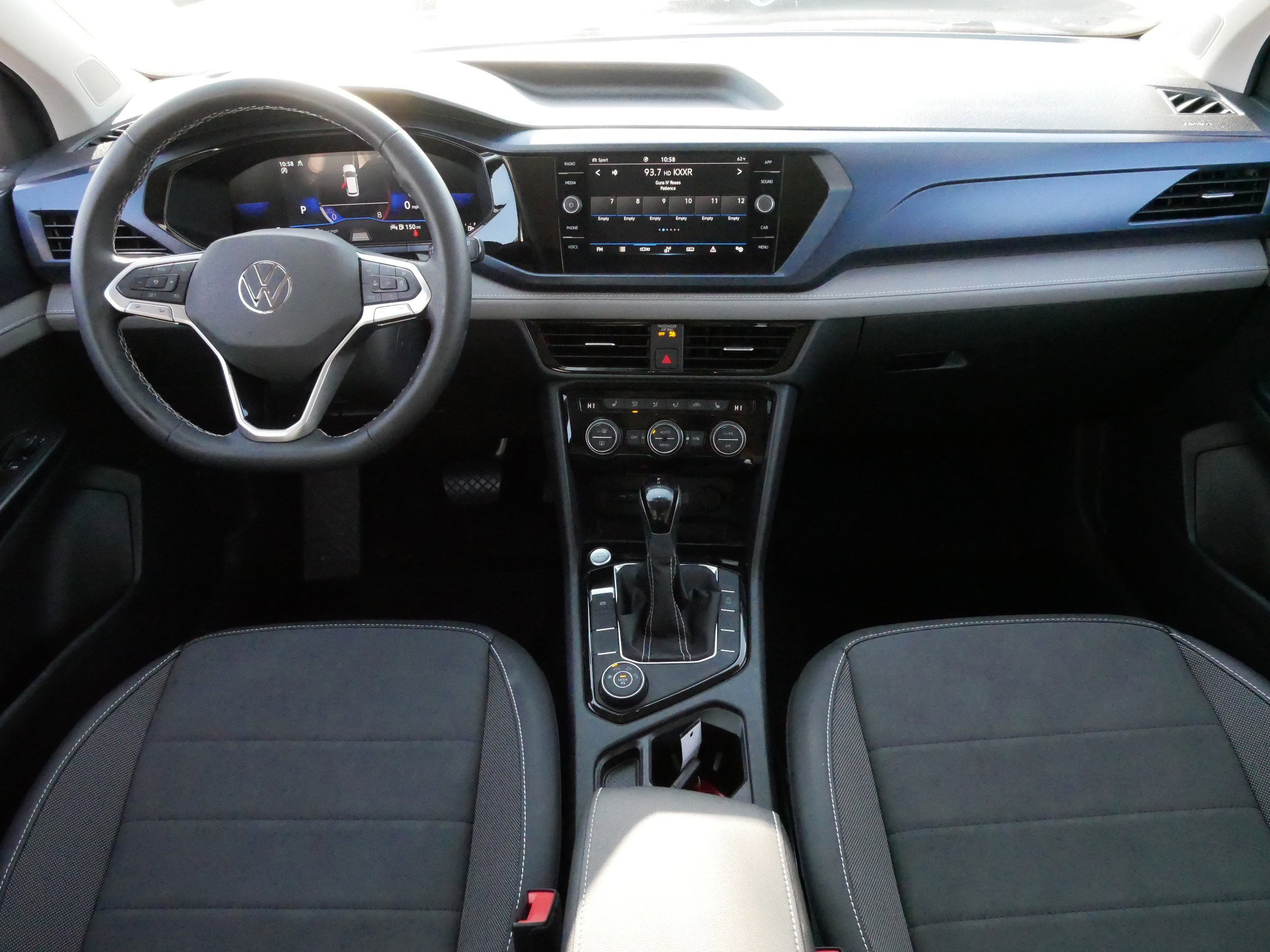 Used 2024 Volkswagen Taos SE w/ Panoramic Sunroof Package image 10