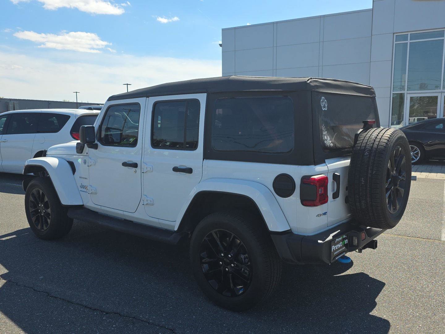 Used 2023 Jeep Wrangler Unlimited Sahara w/ Cold Weather Group AWD/4WD image 21