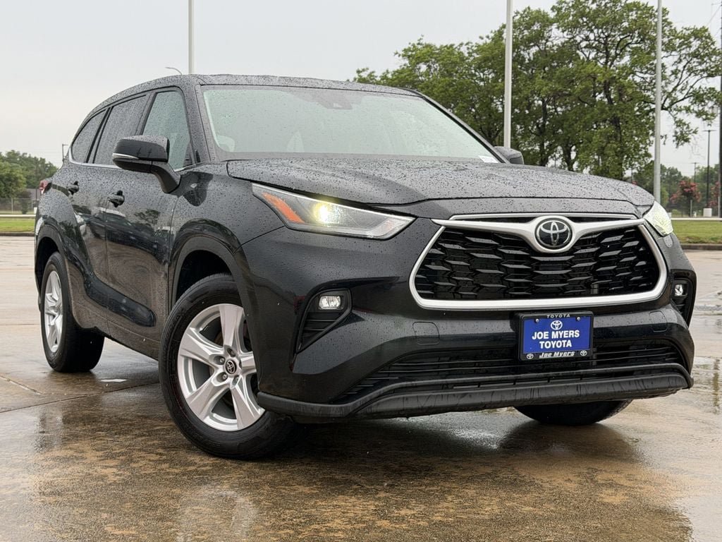 Used 2024 Toyota Highlander LE FWD image 2