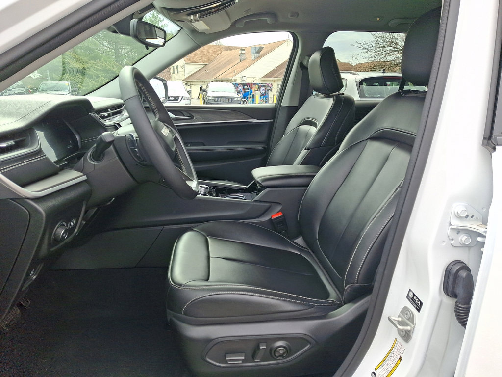 Used 2023 Jeep Grand Cherokee Limited image 24