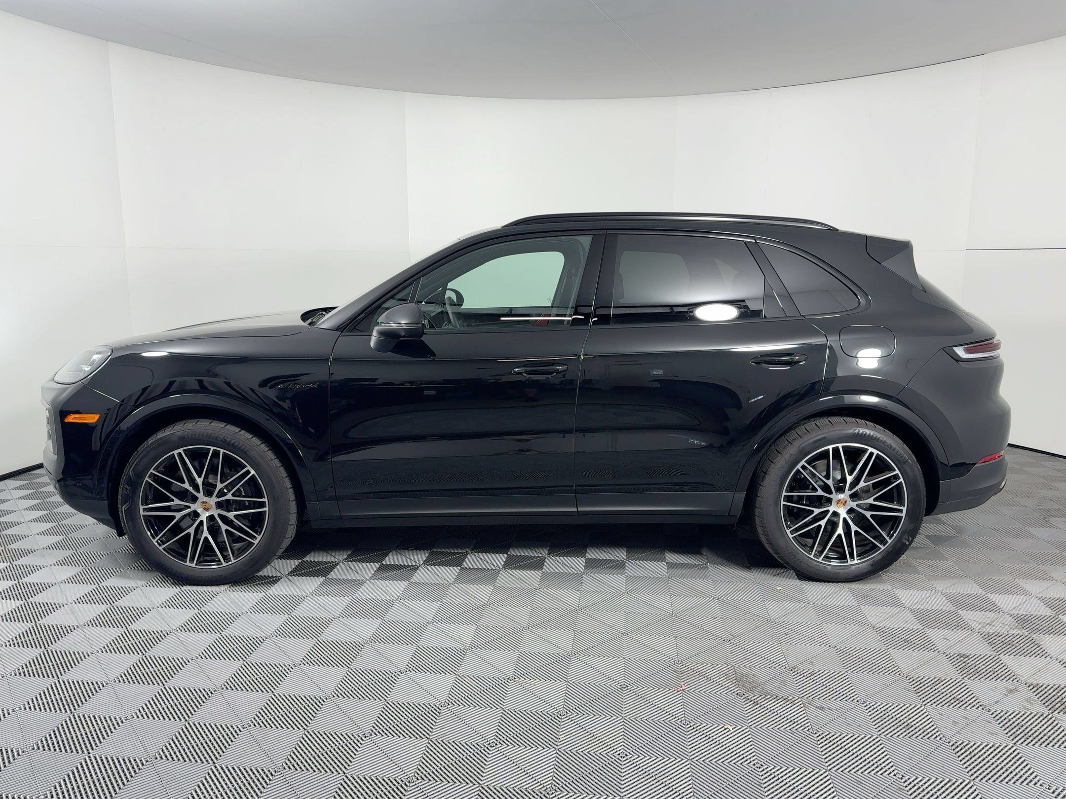 Certified 2025 Porsche Cayenne E-Hybrid AWD/4WD image 2