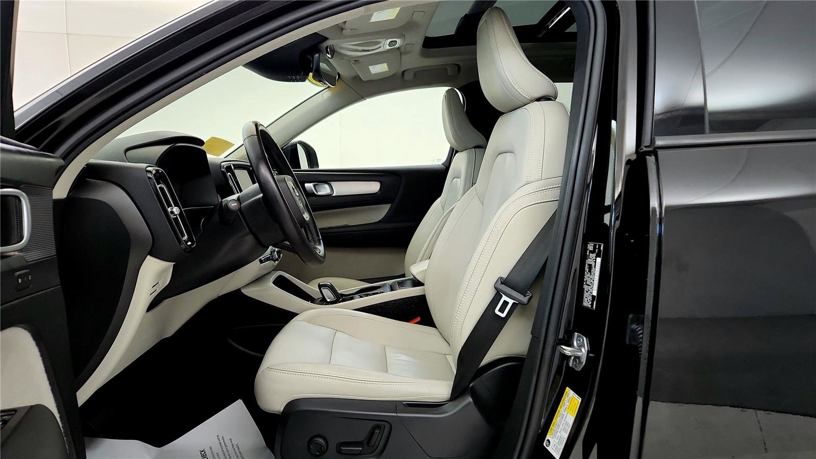 Used 2021 Volvo XC40 T5 Momentum w/ Premium Package image 25