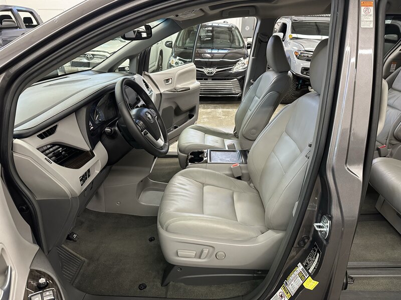 Used 2017 Toyota Sienna XLE w/ XLE Navigation Package AWD/4WD image 12