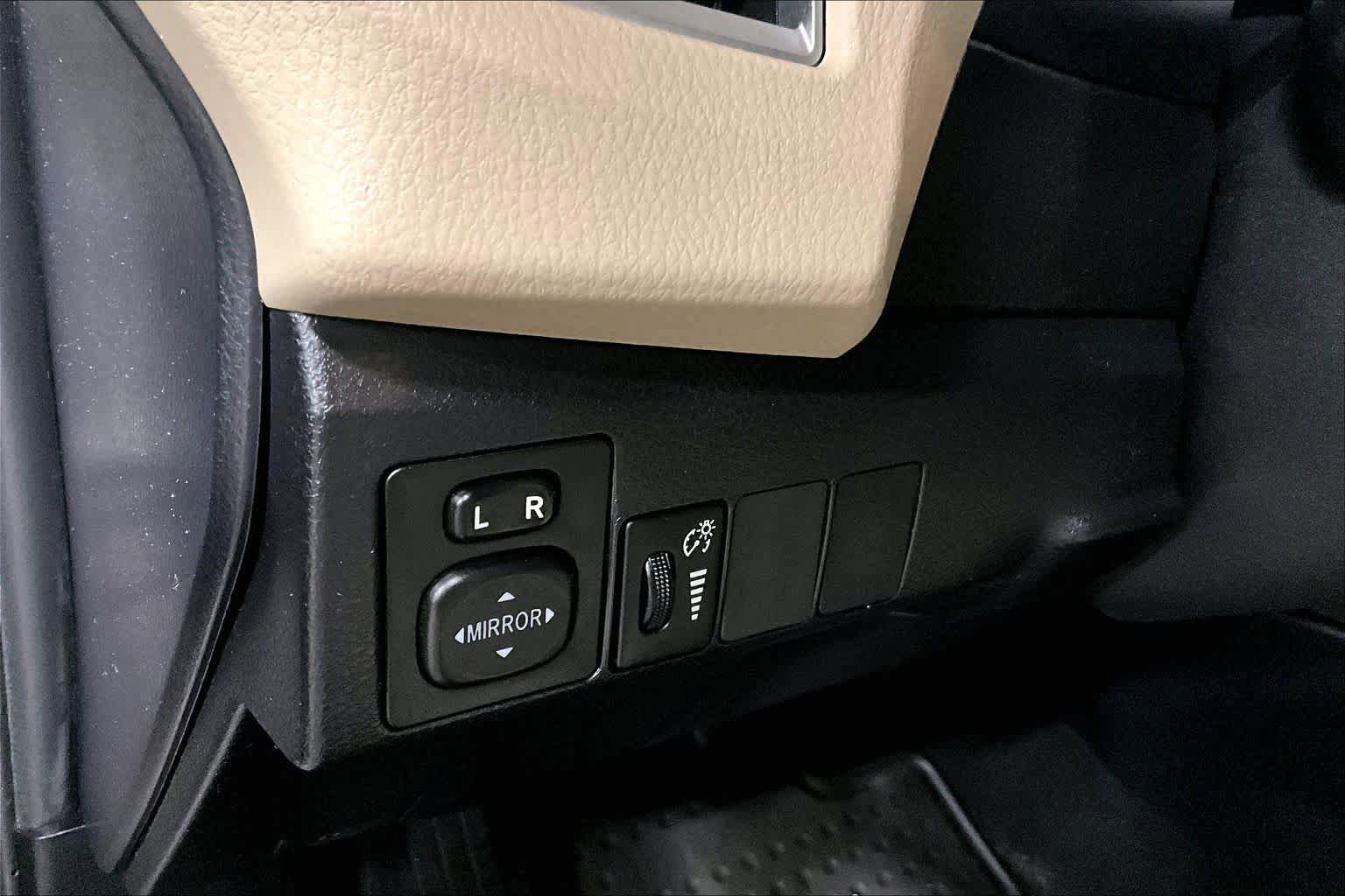 Used 2016 Toyota Corolla LE FWD image 32