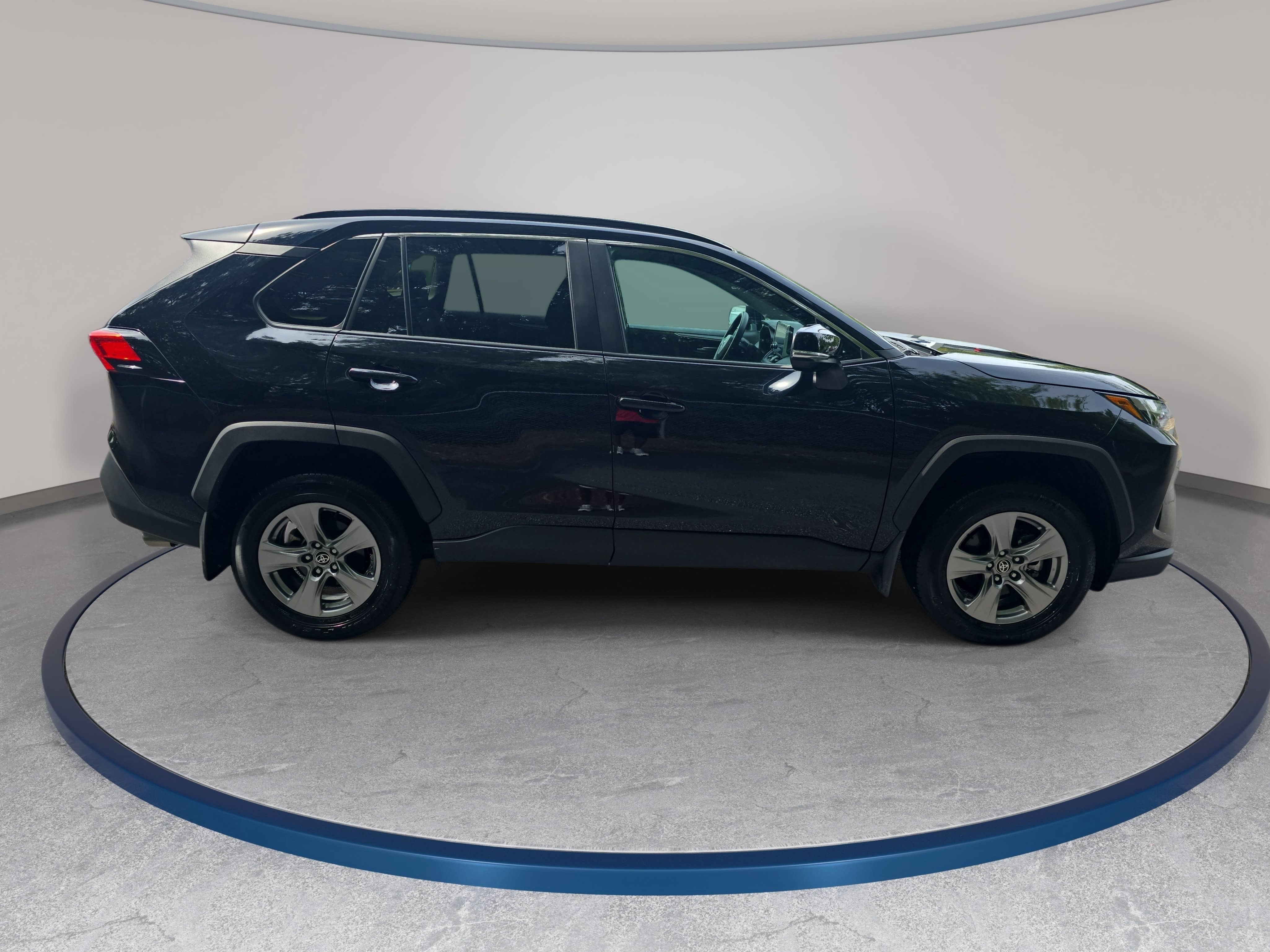 Used 2025 Toyota RAV4 XLE w/ Convenience Package FWD image 4