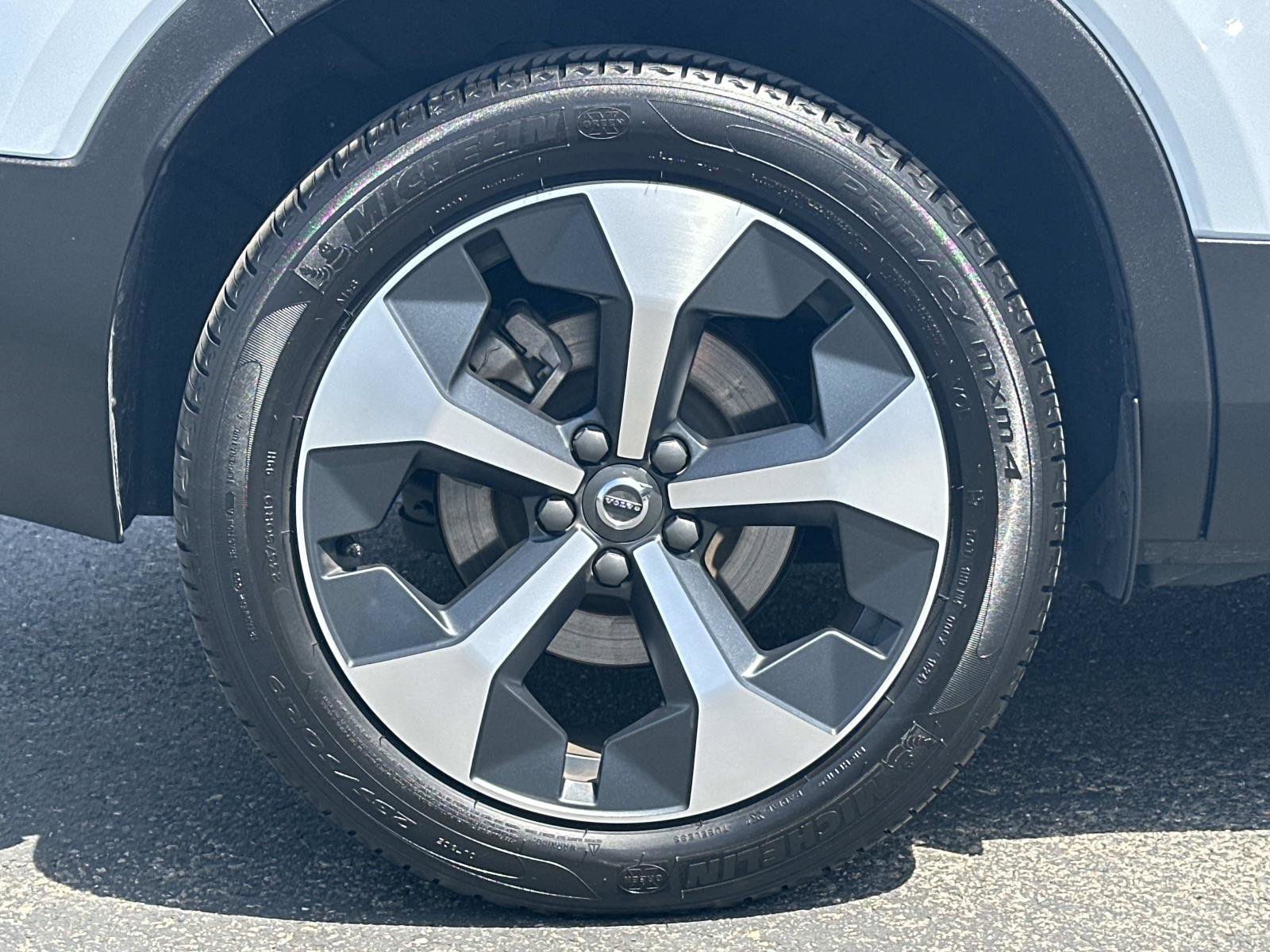 Used 2025 Volvo XC40 B5 Core w/ Climate Package image 27