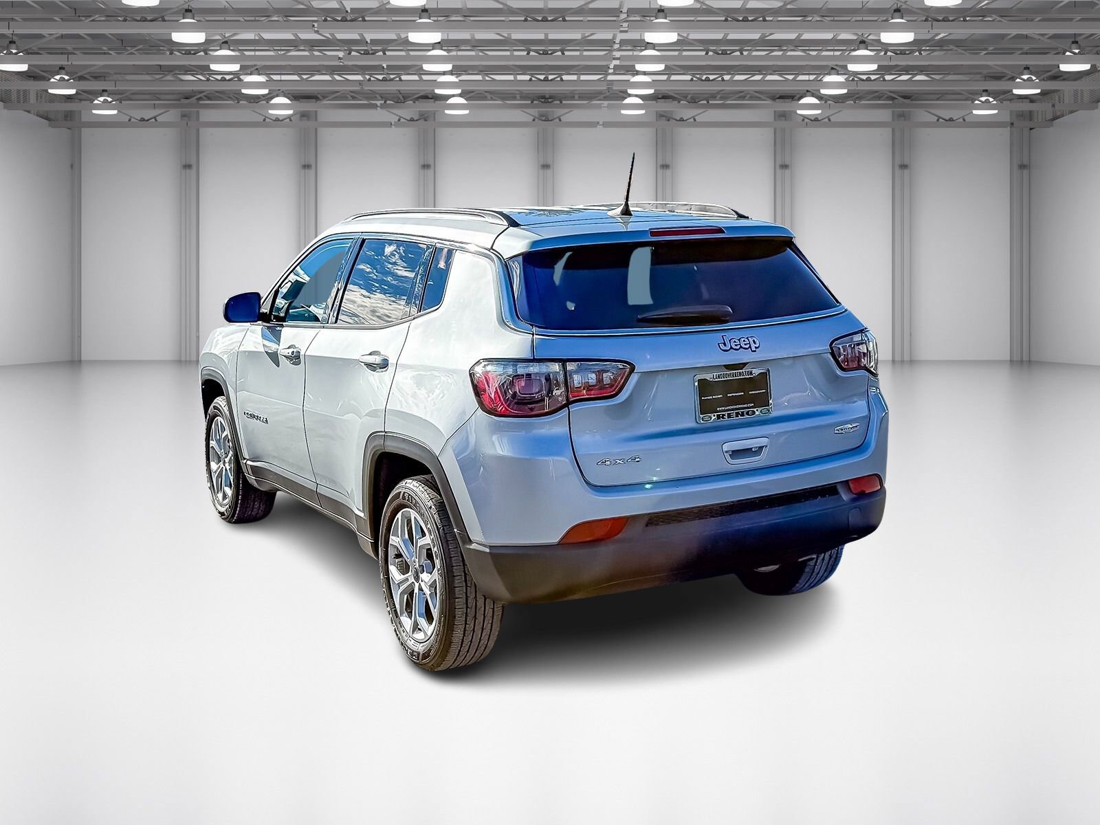 Used 2025 Jeep Compass Latitude image 3